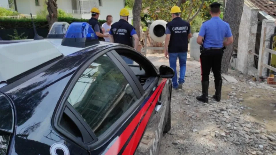 I controlli dei carabinieri in un cantiere edile
