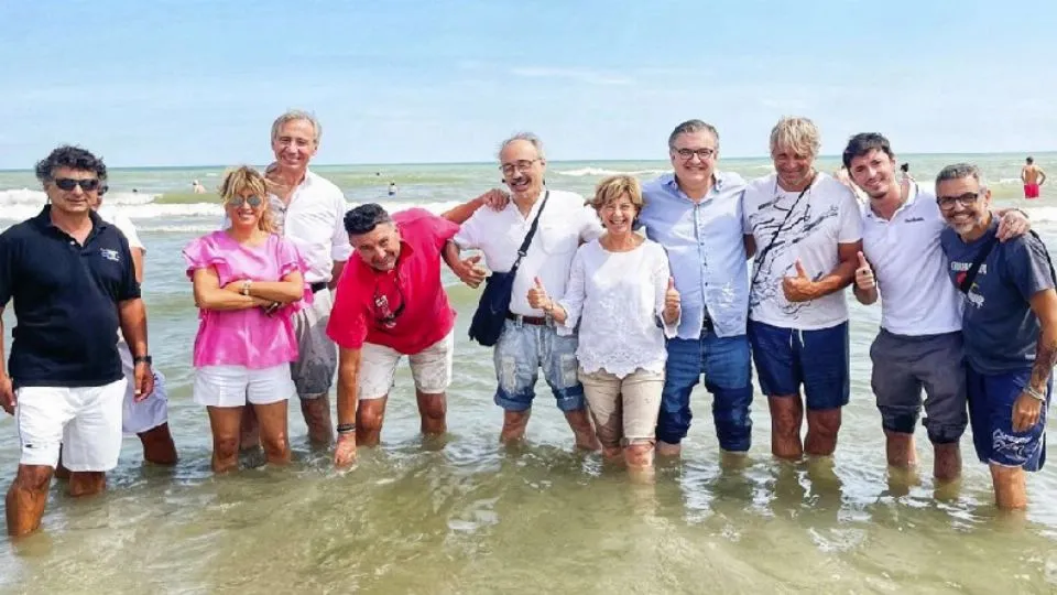 foto di gruppo in acqua
