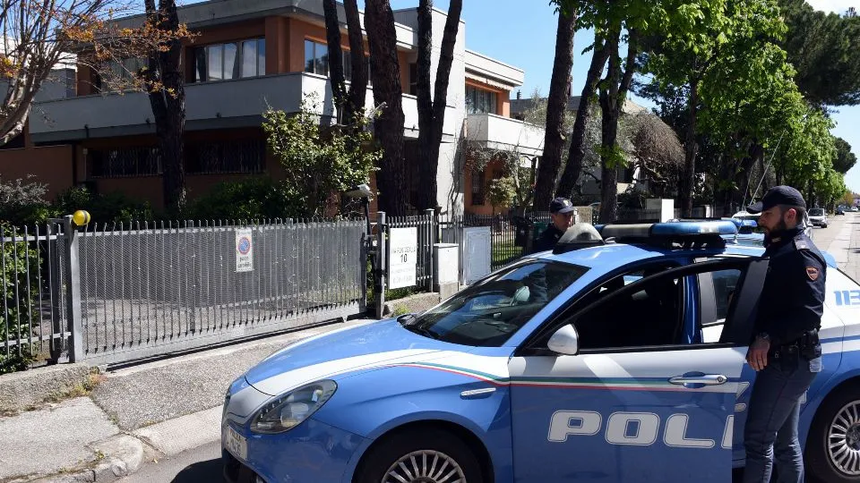 la polizia di Stato sul luogo dell’omicidio (foto Migliorini)