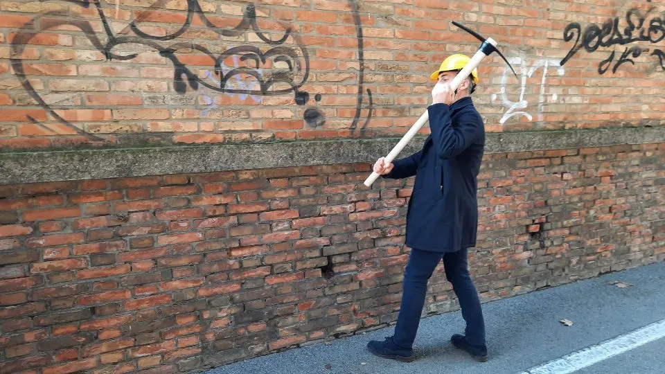 il muro della linea ferroviaria lungo via Monfalcone