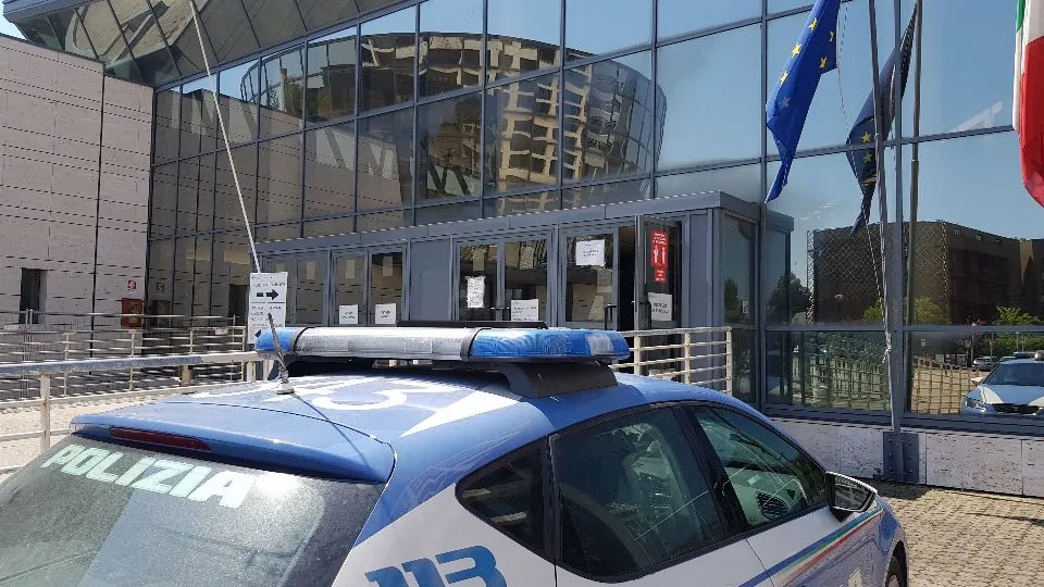 la Volante della polizia davanti al tribunale di Rimini