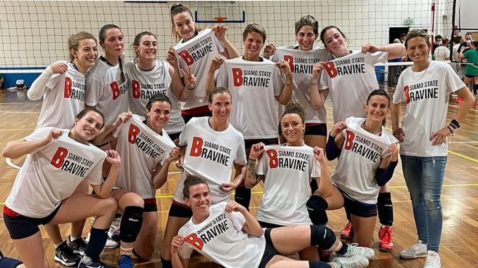 Le ragazze dell’Athena Rimini con la maglietta celebrativa
