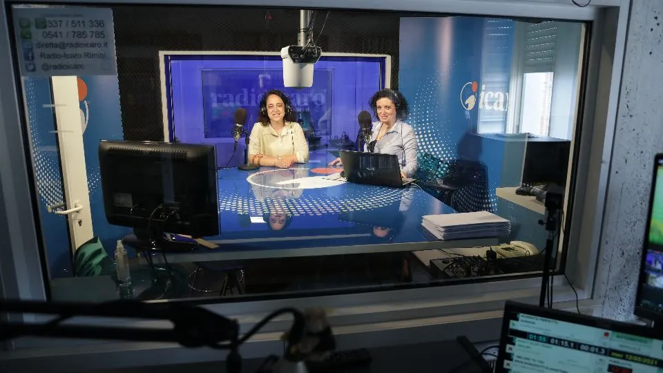 Elisa Facondini e Serena Saporito negli studi di Radio Icaro
