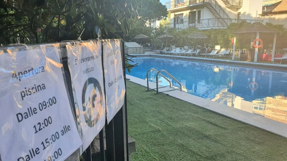 la piscina del Grand Hotel di Riccione (foto Migliorini)