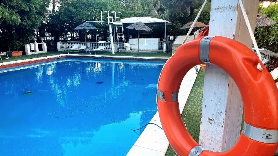 La piscina del Grand Hotel di Riccione dove è avvenuta la tragedia (Fotogallery Migliorini)
