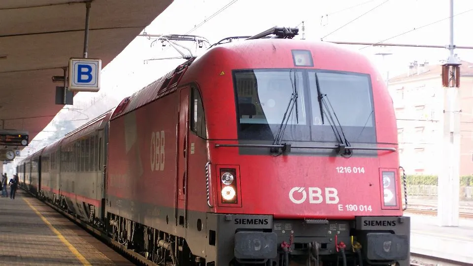 L’Eurocity 88 OBB-DB-LeNord Milano Porta Garibaldi – Munchen Hbf in sosta al binario 3 della stazione di Trento