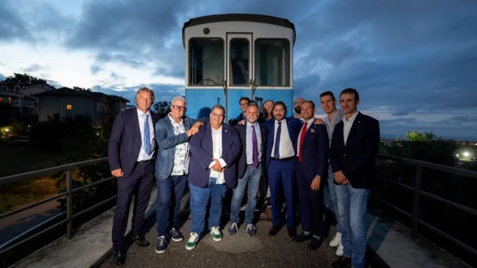 foto di gruppo davanti al trenino