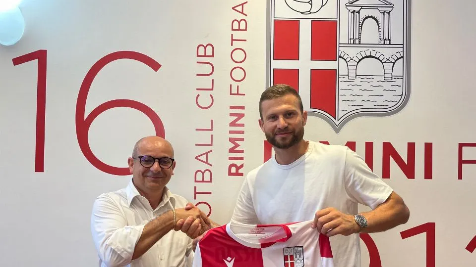 La stretta di mano tra il presidente del Rimini FC, Alfredo Rota, e Nicholas Allievi