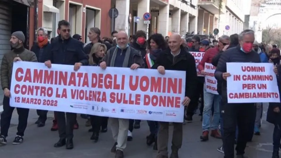 uomini in marcia contro la violenza sulle donne