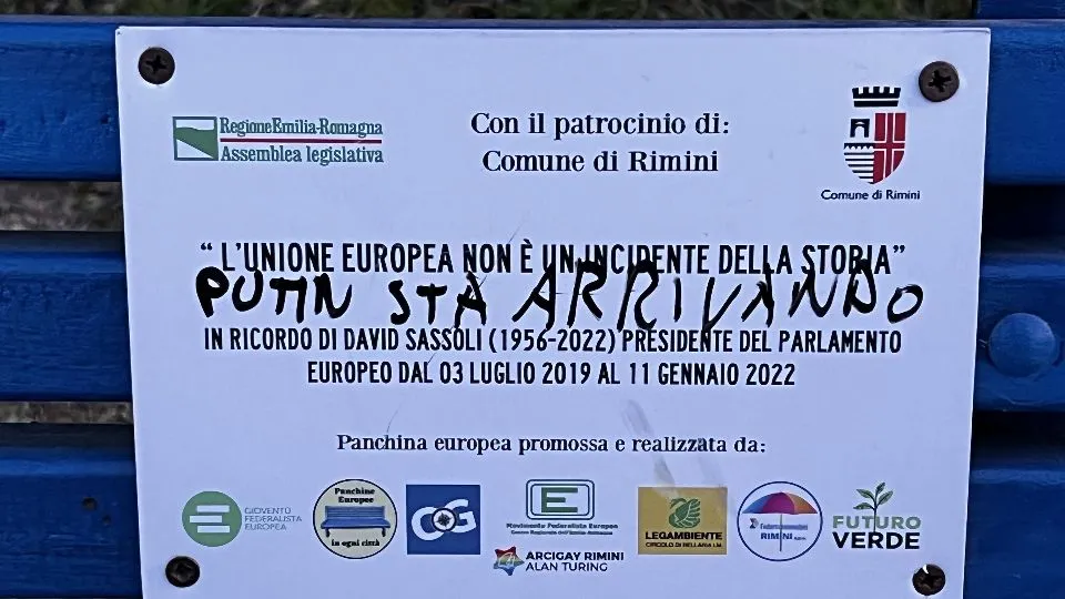 la targa vandalizzata