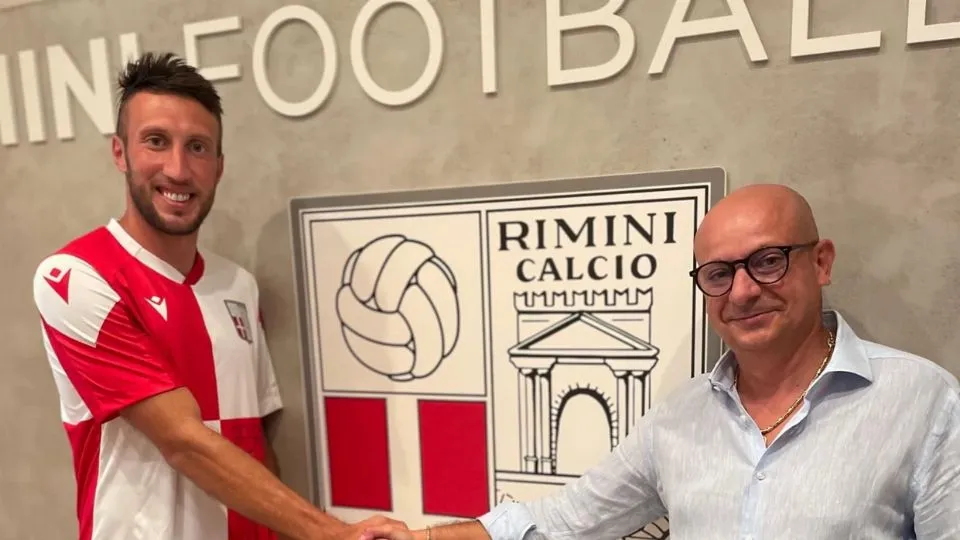 La stretta di mano tra Vasco Regini ed il presidente Alfredo Rota