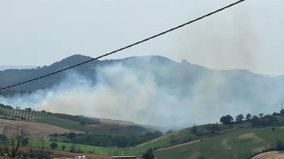La nube di fumo ben visibile da lontano