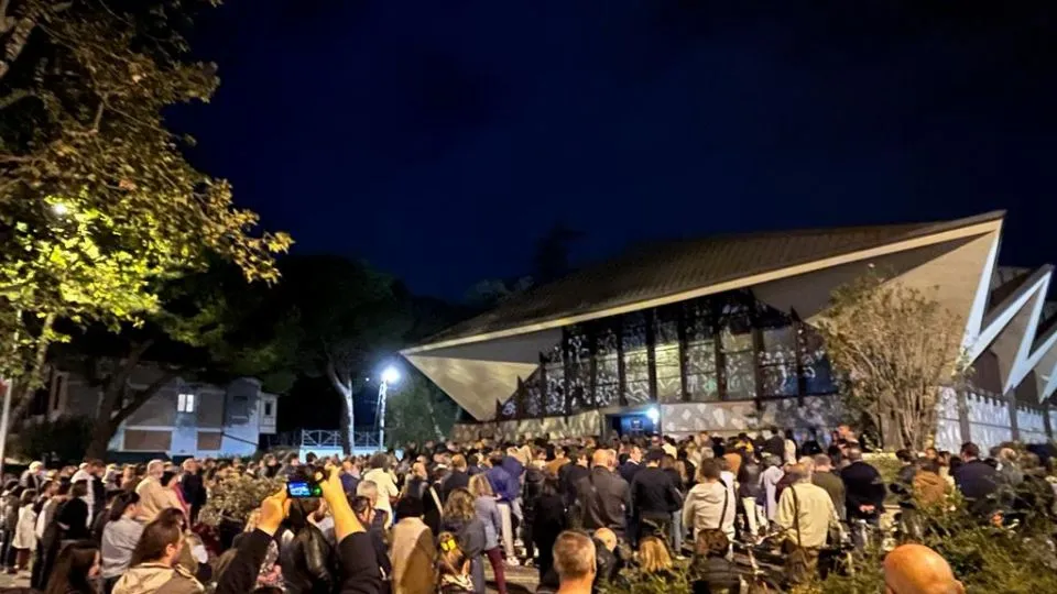 l’esterno gremito di persone della chiesa di San Martino