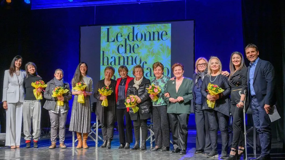 le donne protagoniste della serata con la sindaca e il presidente di Famija Arciunesa