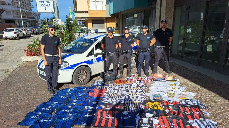 la merce contraffatta sequestrata dalla Polizia Locale