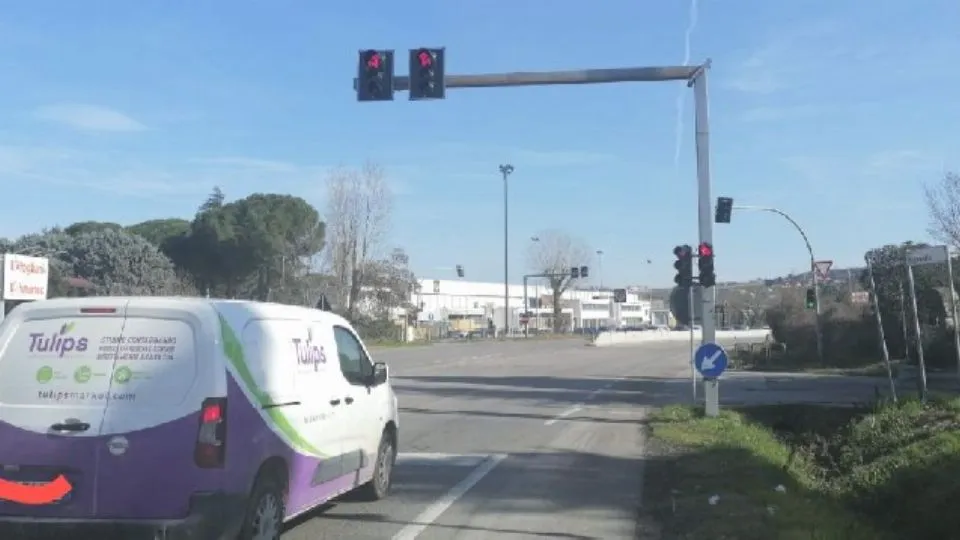 un semaforo sulla SS72