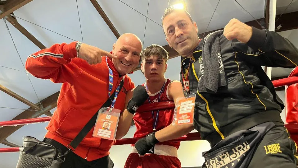 Bento Trezza con il Maestro Tiziano Scarpellini della Boxe Santarcangelo e il suo tecnico collaboratore Roberto Paradiso