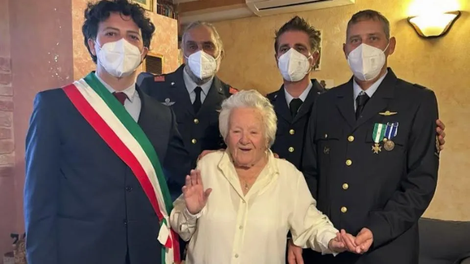 la signora Attilia con l’assessore e ufficiali
