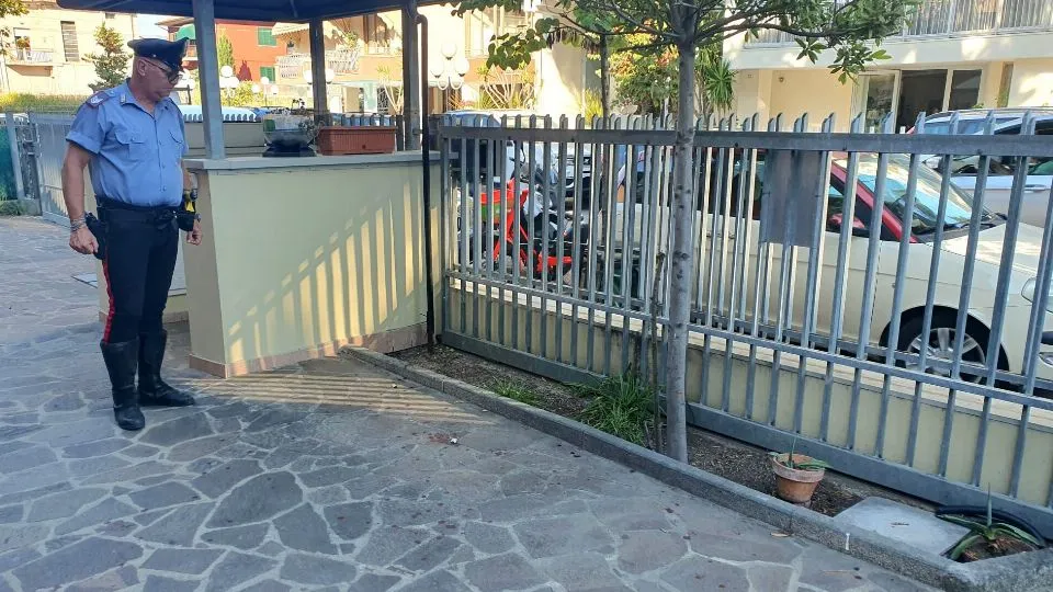 un carabinieri davanti all’ingresso del condominio (Foto Migliorini)