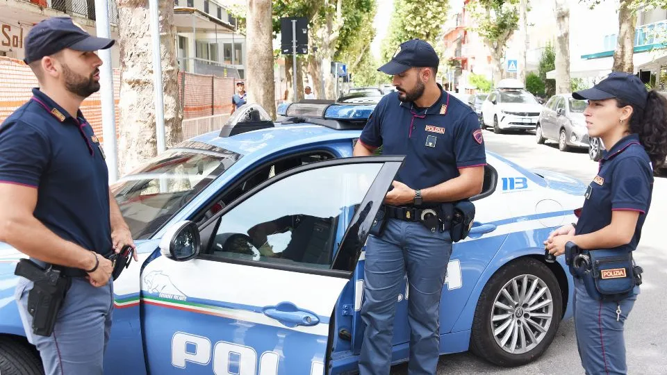 alcuni agenti delle Volanti (repertorio)

