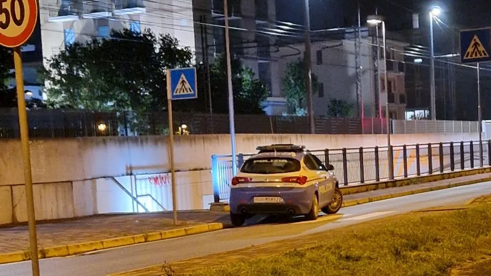 la Volante davanti al sottopasso di viale Madrid (foto Newsrimini)