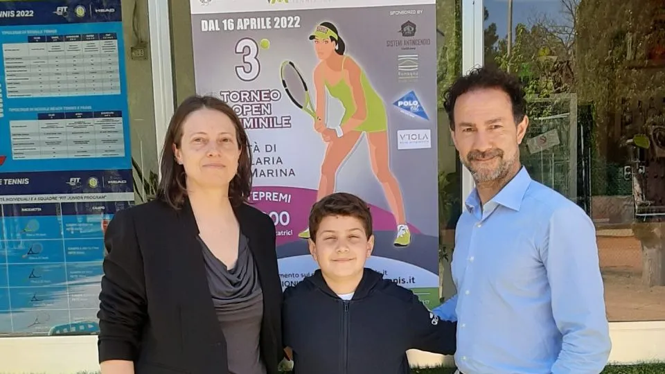 I dirigenti del Circolo Tennis Venustas davanti alla locandina del torneo Open femminile del 2022