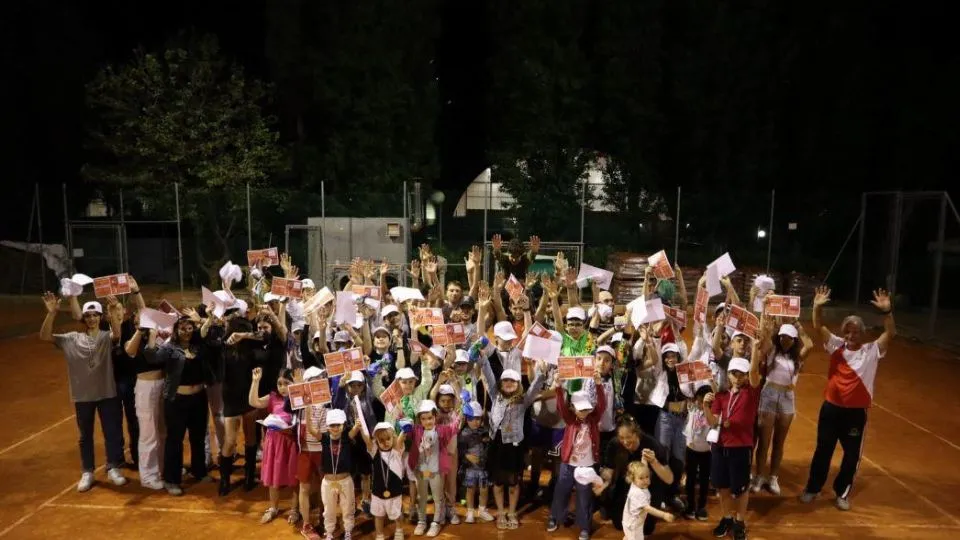 Foto di gruppo dei giovani partecipanti alla festa del Tennis Club Viserba