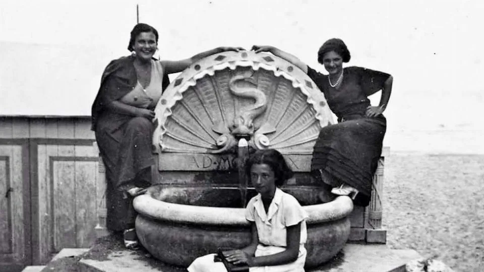 la fontana in una foto d’epoca