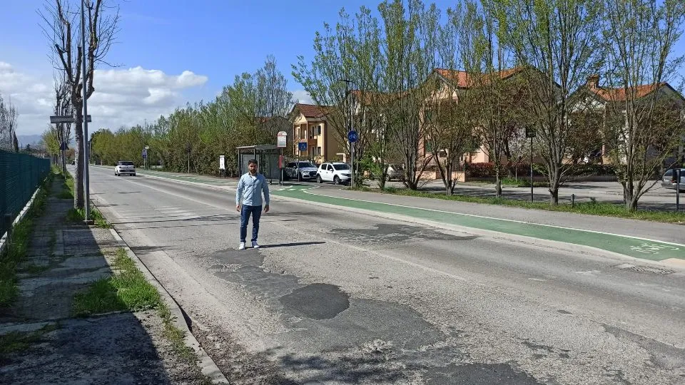 l’assessore Imola in viale Veneto prima dei lavori