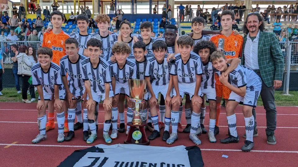 La Juventus, vincitrice del torneo, assieme a Igor Protti