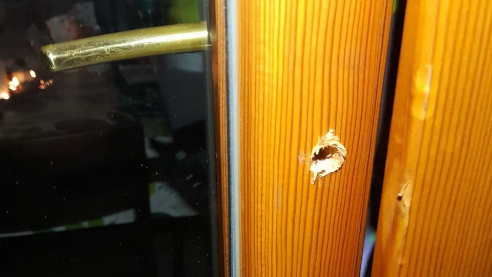 una porta finestra scassinata dai ladri
