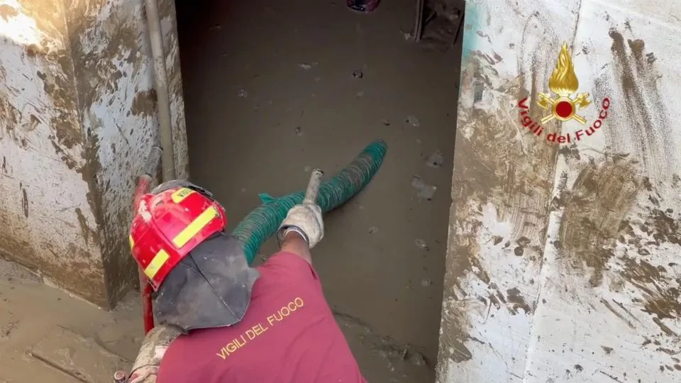 vigili del fuoco al lavoro nei comuni alluvionati
