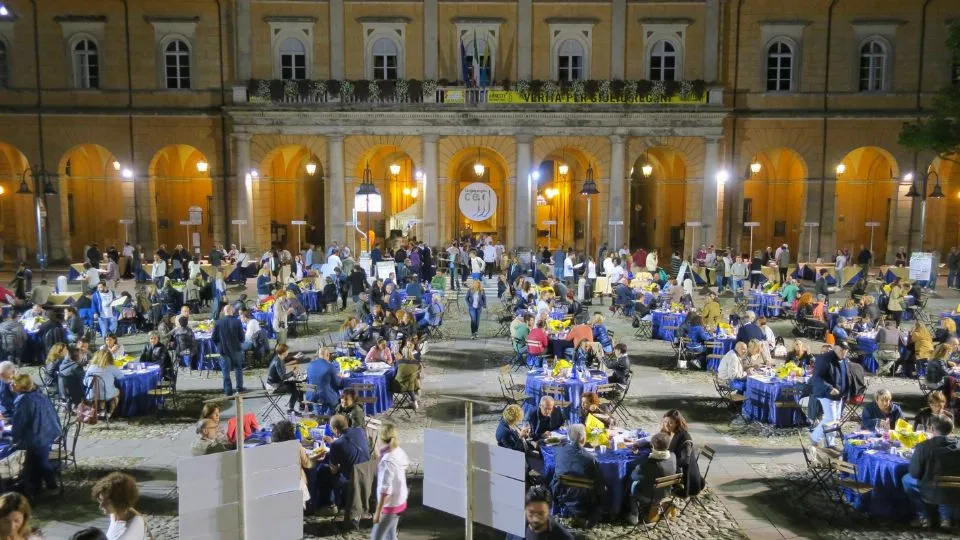 la tavolata del 2016 per i terremotati