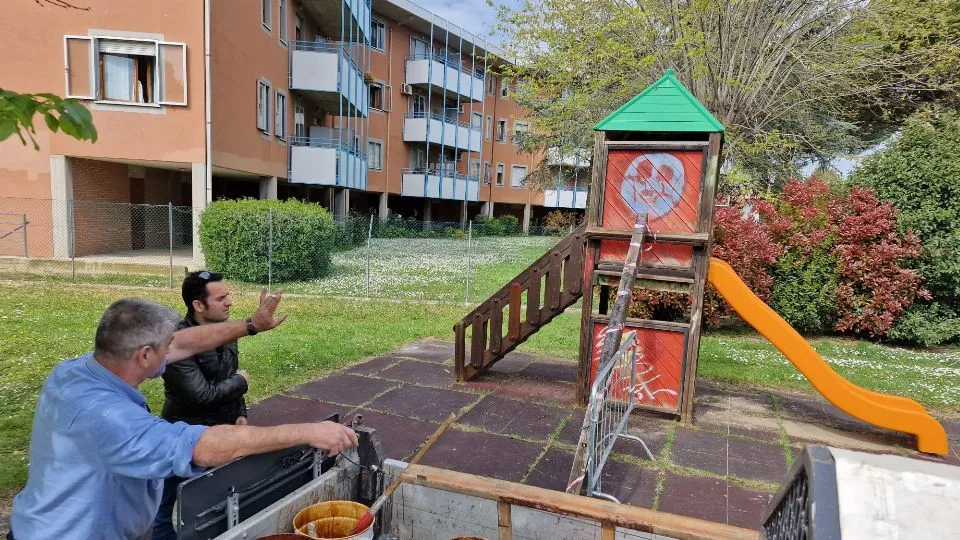 l’altalena danneggiata al parco Villaggio Papini a Riccione