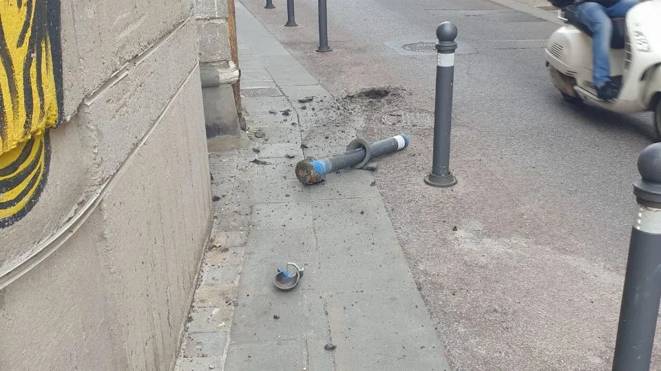 il fittone divelto in via Ducale
