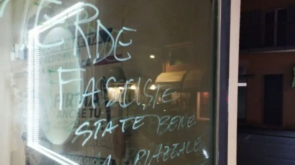 la vetrina della sede vandalizzata
