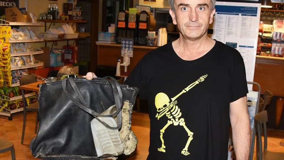 Mirco Valeri mostra la borsa abbandonata (Fogallery Migliorini)
