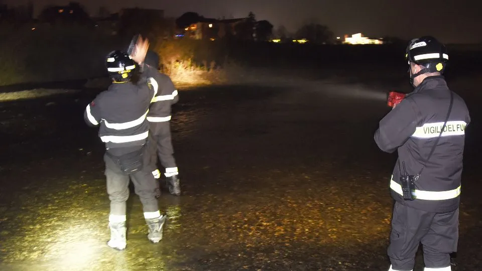 Le ricerche della donna scomparsa in via Tonale (foto Adriapress)