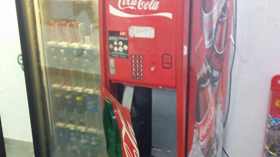 Un distributore scassinato