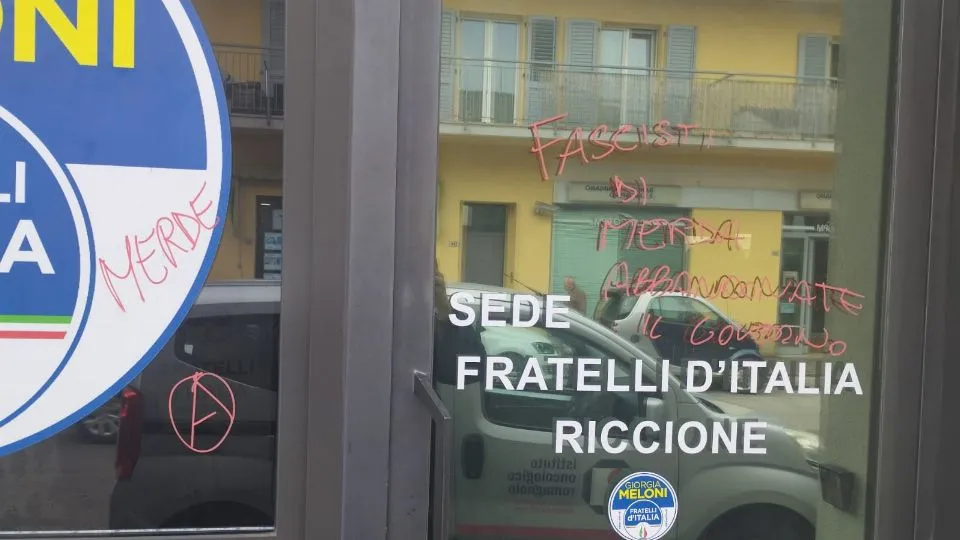 la sede di FdI vandalizzata a Riccione
