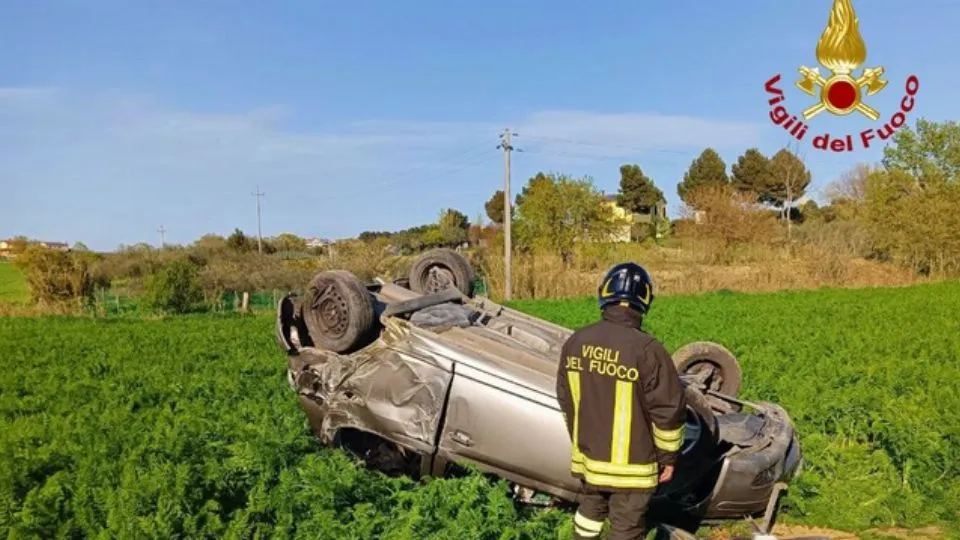 l’auto fuori strada (@Vigili del Fuoco)