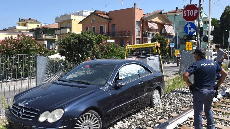 La Mercedes finita sulla massicciata (Foto Migliorini)