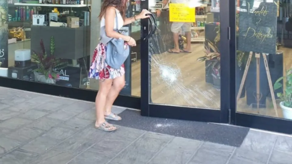 la porta del negozio Viviandi crepata dai colpi