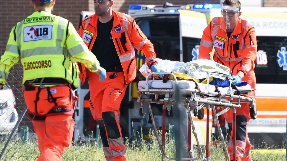Il trasferimento del bimbo dall’infermi al Bufalini in elisoccorso (foto Migliorini)