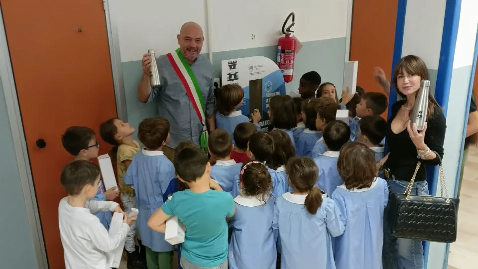 la consegna delle borracce
