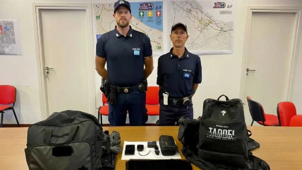 gli agenti col materiale rinvenuto