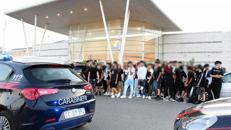 Ragazzini aggrediti da coetanei fuori da Le Befane. © Adriapress