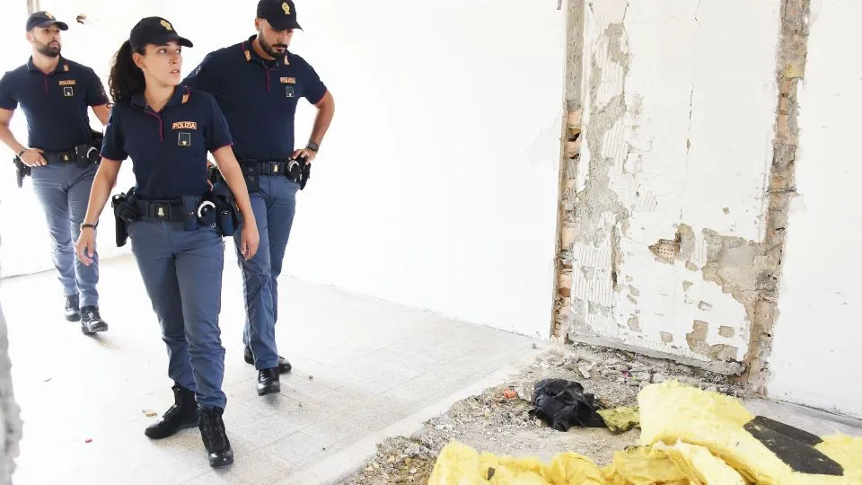 I controlli della polizia all’interno dell’hotel Villa del Sole (foto Migliorini)

