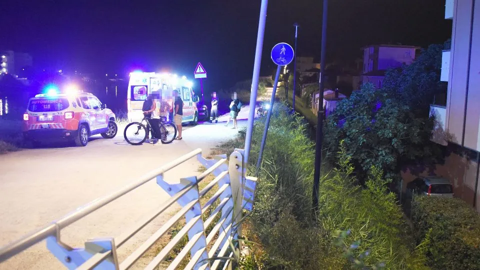 Rimini 15-07-2023 – Caduta accidentale ciclista argine esterno fiume marecchia RN. © Manuel Migliorini / Adriapress.