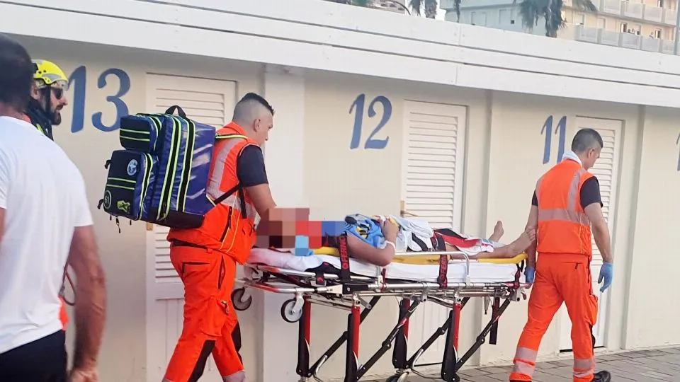 il ragazzo ferito trasportato in barella (Foto Migliorini)
